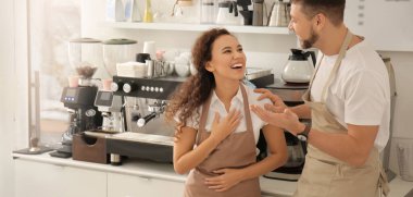 Modern kafeteryada çalışan meslektaşlar