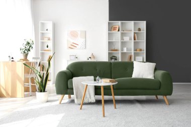 Oturma odasının içindeki yeşil kanepe.