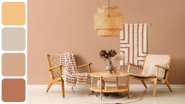 Hasır koltuklar ve kahverengi duvarın yanındaki masa. Farklı renk desenleri