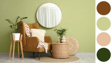 Ayna, koltuk, masa ve ev bitkileri oturma odasında. Farklı renk desenleri