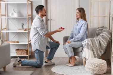 Genç bir adam kız arkadaşına evinde evlenme teklif ediyor.