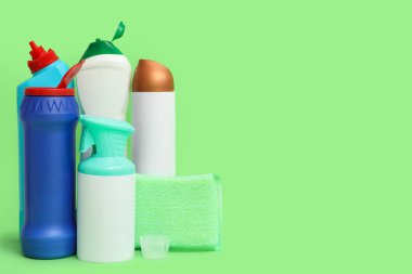 Yeşil arka planda temizlik malzemeleri seti