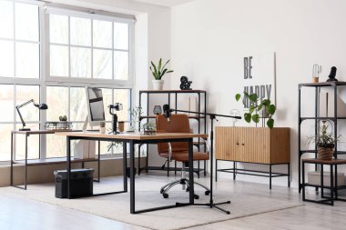 Çalışma yeri ve raf üniteleri olan blog yazarının bürosu