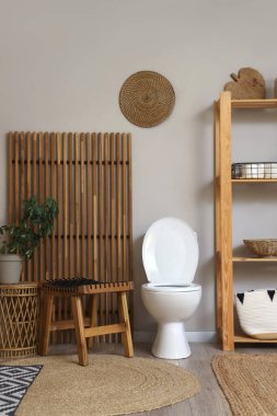 Tuvaletin içinde klozet, masa ve raf ünitesi var.