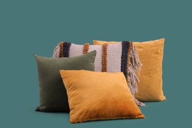 Koyu yeşil arka planda farklı yastıklar