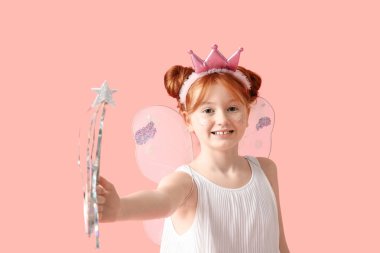 Pembe arka planda sihirli değneği olan peri kostümlü tatlı bir kız.