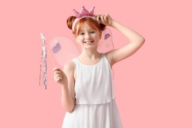 Pembe arka planda sihirli değneği olan peri kostümlü tatlı bir kız.