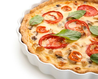 Beyaz arka planda ıspanak yapraklı lezzetli domates tartı.