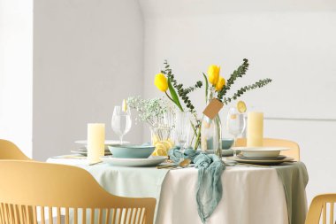 Güzel lale çiçekleri ve hafif yemek odasında mumlar olan zarif bir masa.