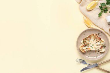 Bej arka planda maydanozlu ve limonlu ızgara karnabahar bifteği