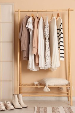 Elbise askılığı ve katlama perdesi olan şık bir soyunma odası.