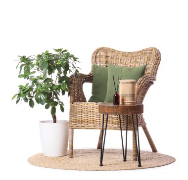 Masalı ve beyaz arkaplanlı hasır koltuk