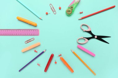 Turkuaz arka planda farklı okul kırtasiyesinden yapılmış çerçeve