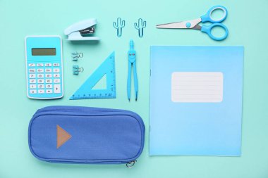 Kalem kutulu kompozisyon ve turkuaz arka planda farklı okul kırtasiyesi