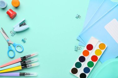 Turkuaz arka planda farklı okul kırtasiyesinden yapılmış çerçeve