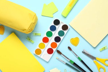 Mavi arkaplanda farklı okul kırtasiyesine sahip kompozisyon, yakın plan