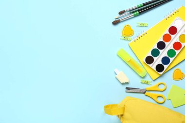 Mavi arkaplanda farklı okul kırtasiyesine sahip kompozisyon