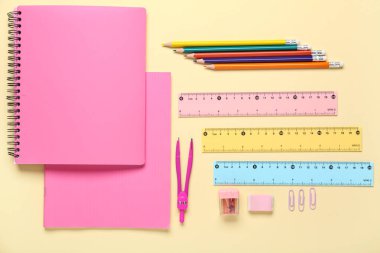Bej arka planda okul kırtasiyesiyle kompozisyon