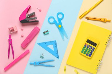 Renk arka plan üzerinde farklı okul Kırtasiye ile kompozisyon