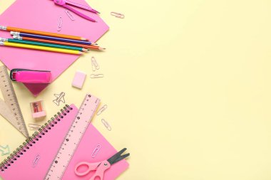 Bej arka planda okul kırtasiyesiyle kompozisyon