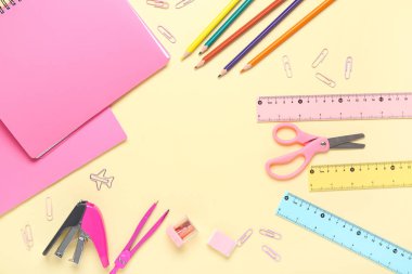 Bej arka planda farklı okul kırtasiyesinden yapılmış çerçeve