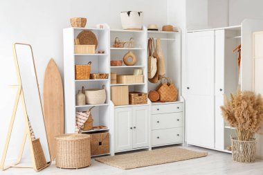 Dolabı, sepetleri ve aynası olan ışık odasının içinde.