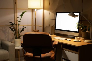 Çalışma odası, katlanan ekran ve parlayan lambalar olan karanlık ofisin içinde.