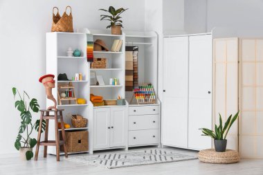 Dolap, terzi malzemeleri ve manken başlıklı atölyenin içi.