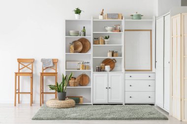 Dolap, kap kacak ve sandalyeli mutfağın içi.