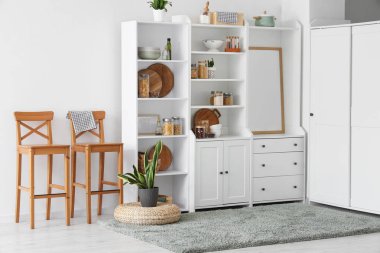 Dolap, kap kacak ve sandalyeli mutfağın içi.