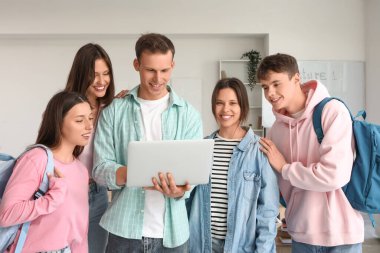 Üniversitede laptop kullanan bir grup öğrenci