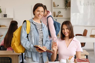 Üniversitede kitap okuyan kız öğrenciler