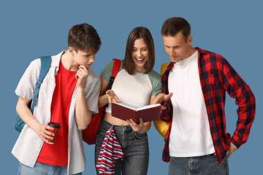 Mavi arkaplan üzerine kitap okuyan bir grup öğrenci