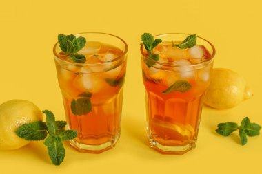 Sarı arka planda taze buzlu çay.