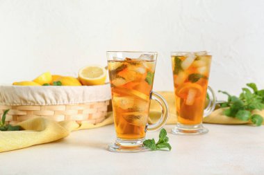 Hafif arkaplanda bir bardak taze buzlu çay.