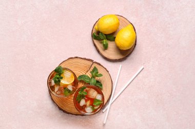 Arka planda taze buzlu çay ile kompozisyon, üst görünüm