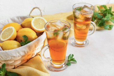 Hafif arkaplanda bir bardak taze buzlu çay.