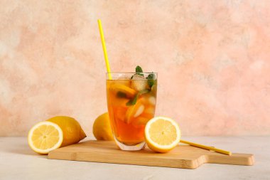 Masada bir bardak taze buzlu çay.