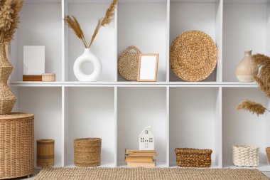 Dekorlu ve boş çerçeveli raf ünitesi