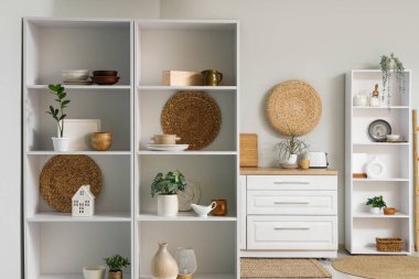 Mutfağın içinde raflar ve bitkiler var.