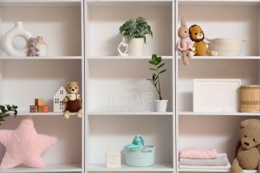 Oyuncak rafı, boş çerçeve ve bitkiler