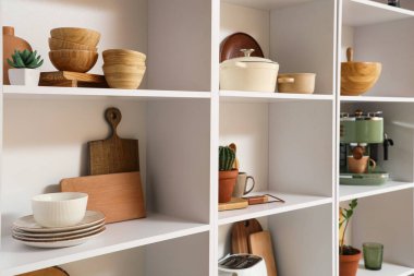 Mutfak gereçleri ve bitkilerle raf ünitesi.