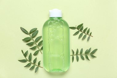 Bir şişe mikiler suyu ve yeşil arka planda yapraklar