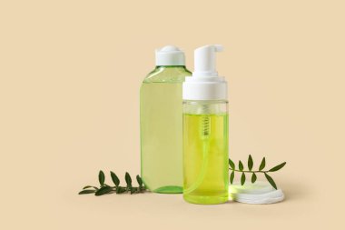 Micellar su ve bej arkaplanda yapraklar