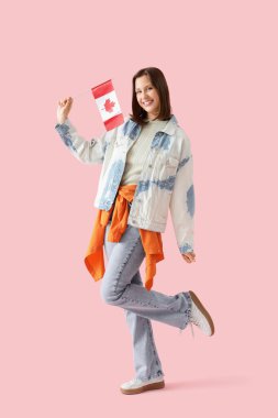 Pembe arka planda Kanada bayrağı olan genç bir kadın.