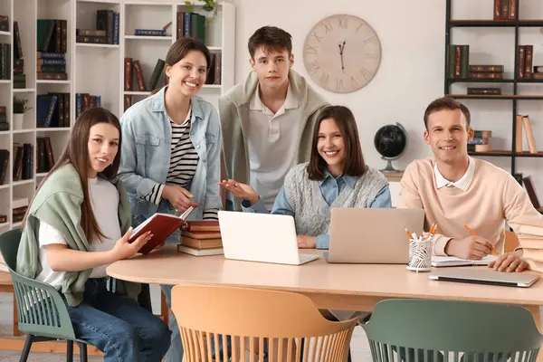 Tablo Kitaplığı'nda öğrenim öğrenci grubu