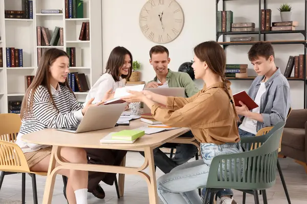 Tablo Kitaplığı'nda öğrenim öğrenci grubu