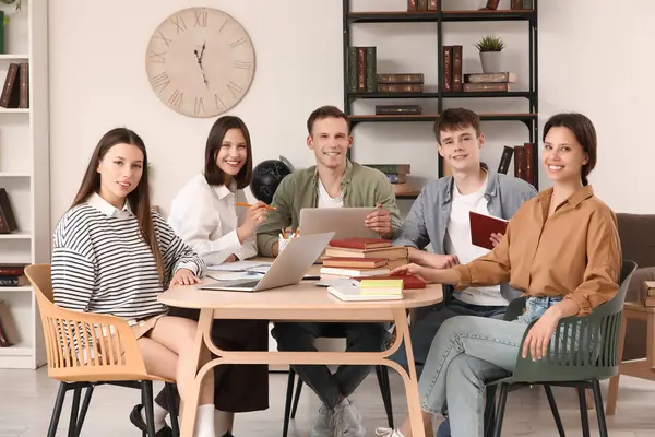 Tablo Kitaplığı'nda öğrenim öğrenci grubu