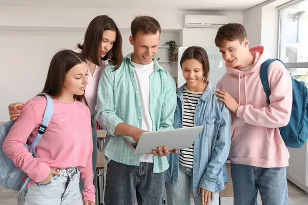 Üniversitede laptop kullanan bir grup öğrenci