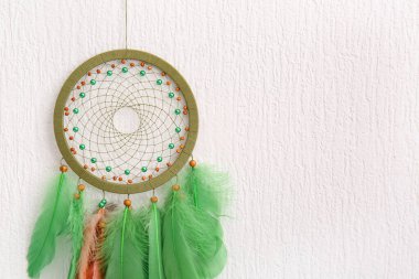 Işık duvarında asılı düş kapanı, yakın plan